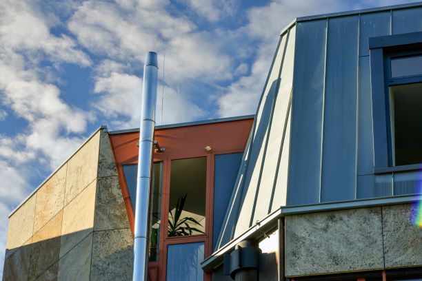 Permiso para chimenea metálica en fachada de edificio